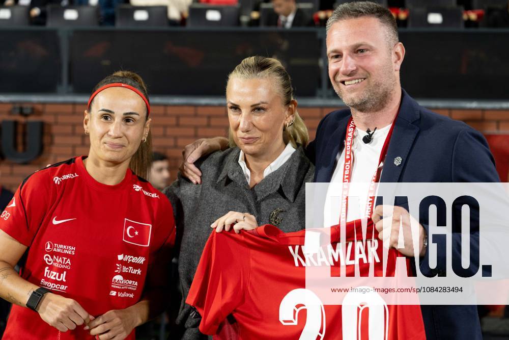 Turkiye v Slovenia - FIFA Women s World Cup 2027 European Qualifiers ISTANBUL, TURKIYE - OCTOBER 09: Head coach of Turkiye s Women s National Football Team Necla Gungor Kiragasi (2nd L) and Slovenia s head coach Saso Kolman (R) exchange gifts before the FIFA Women s World Cup 2027 European Qualifiers Play-offs Round 1 First Leg between Turkiye and Slovenia at Pendik Stadium in Istanbul, Turkey on October 9, 2026. Didem Mente Anadolu Istanbul Turkey. Editorial use only. Please get in touch for any other usage.