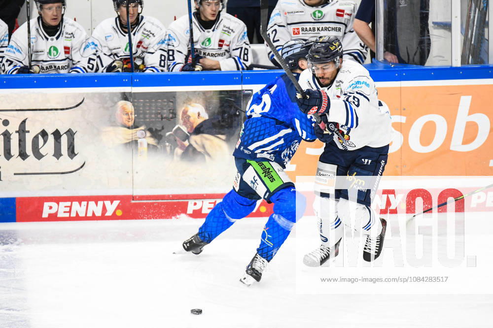 Straubing Tigers vs. Iserlohn Roosters, Eishockey, Deutsche Eishockey Liga, Penny DEL, 7.Spieltag, Saison 2026 2027, 09.10.2026 Stefan Loibl (Straubing Tigers) im Zweikampf mit Colin Ugbekile (Iserlohn Roosters), Eishockey Herren, Deutsche Eishockey Liga, Penny DEL, 5.Spieltag, Saison 2026 2027 am 09.10.2026 im Eisstadion am Pulverturm, Straubing Tigers (blau) gegen Iserlohn Roosters (weiss)