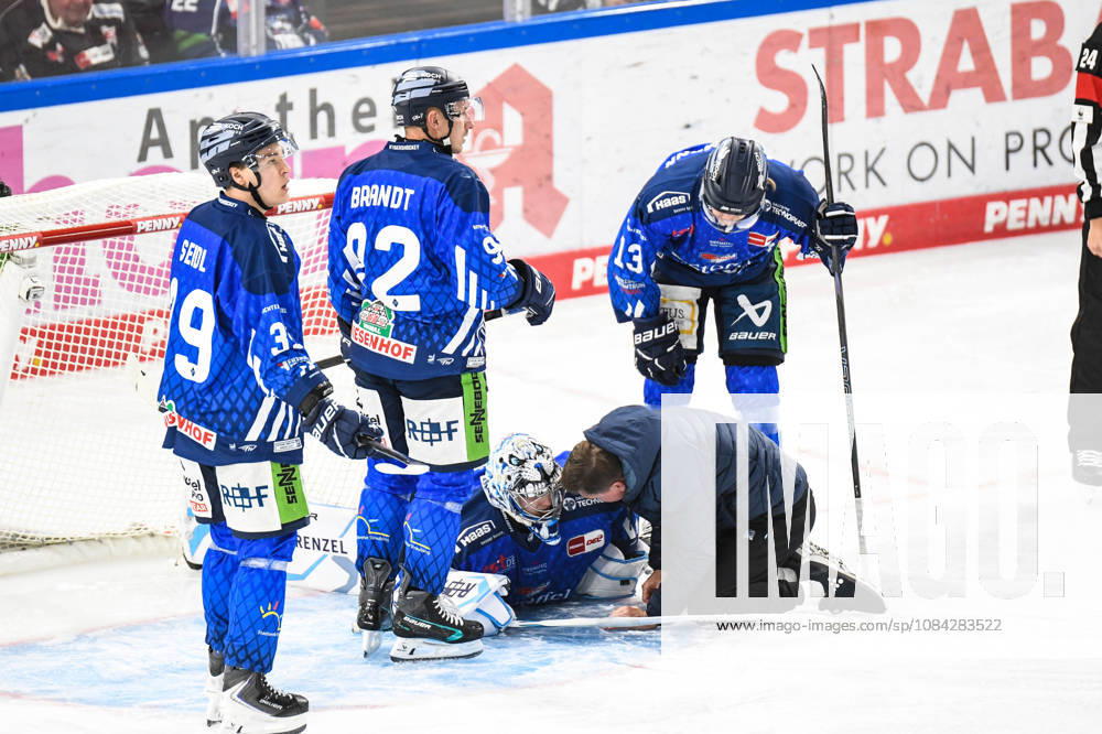 Straubing Tigers vs. Iserlohn Roosters, Eishockey, Deutsche Eishockey Liga, Penny DEL, 7.Spieltag, Saison 2026 2027, 09.10.2026 Florian Bugl (Straubing Tigers) bleibt verletzt am Boden liegen, Eishockey Herren, Deutsche Eishockey Liga, Penny DEL, 5.Spieltag, Saison 2026 2027 am 09.10.2026 im Eisstadion am Pulverturm, Straubing Tigers (blau) gegen Iserlohn Roosters (weiss)