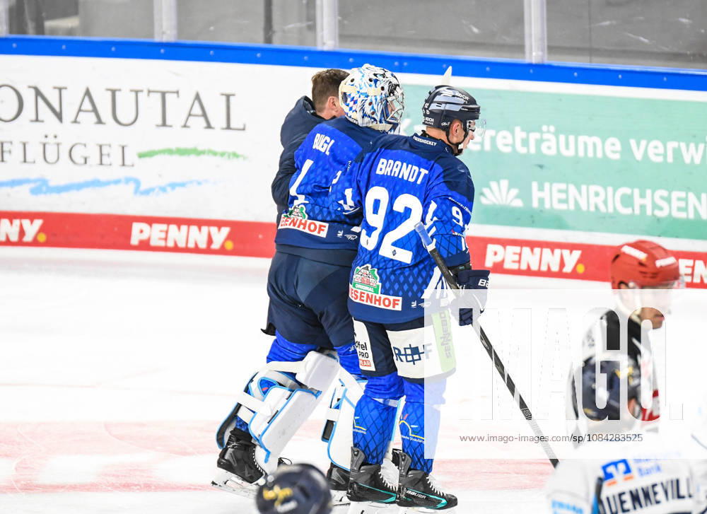 Straubing Tigers vs. Iserlohn Roosters, Eishockey, Deutsche Eishockey Liga, Penny DEL, 7.Spieltag, Saison 2026 2027, 09.10.2026 Florian Bugl (Straubing Tigers) verlaesst verletzt das Eis, Eishockey Herren, Deutsche Eishockey Liga, Penny DEL, 5.Spieltag, Saison 2026 2027 am 09.10.2026 im Eisstadion am Pulverturm, Straubing Tigers (blau) gegen Iserlohn Roosters (weiss)