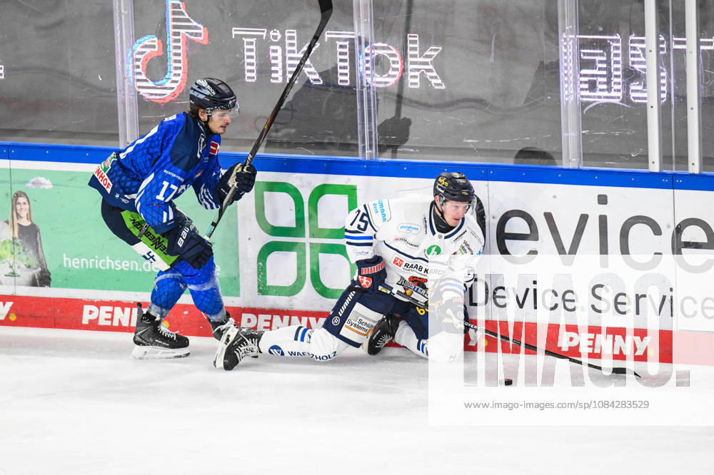 Straubing Tigers vs. Iserlohn Roosters, Eishockey, Deutsche Eishockey Liga, Penny DEL, 7.Spieltag, Saison 2026 2027, 09.10.2026 Adrin Klein (Straubing Tigers) an der Bande mit Julian Napravnik (Iserlohn Roosters), Eishockey Herren, Deutsche Eishockey Liga, Penny DEL, 5.Spieltag, Saison 2026 2027 am 09.10.2026 im Eisstadion am Pulverturm, Straubing Tigers (blau) gegen Iserlohn Roosters (weiss)