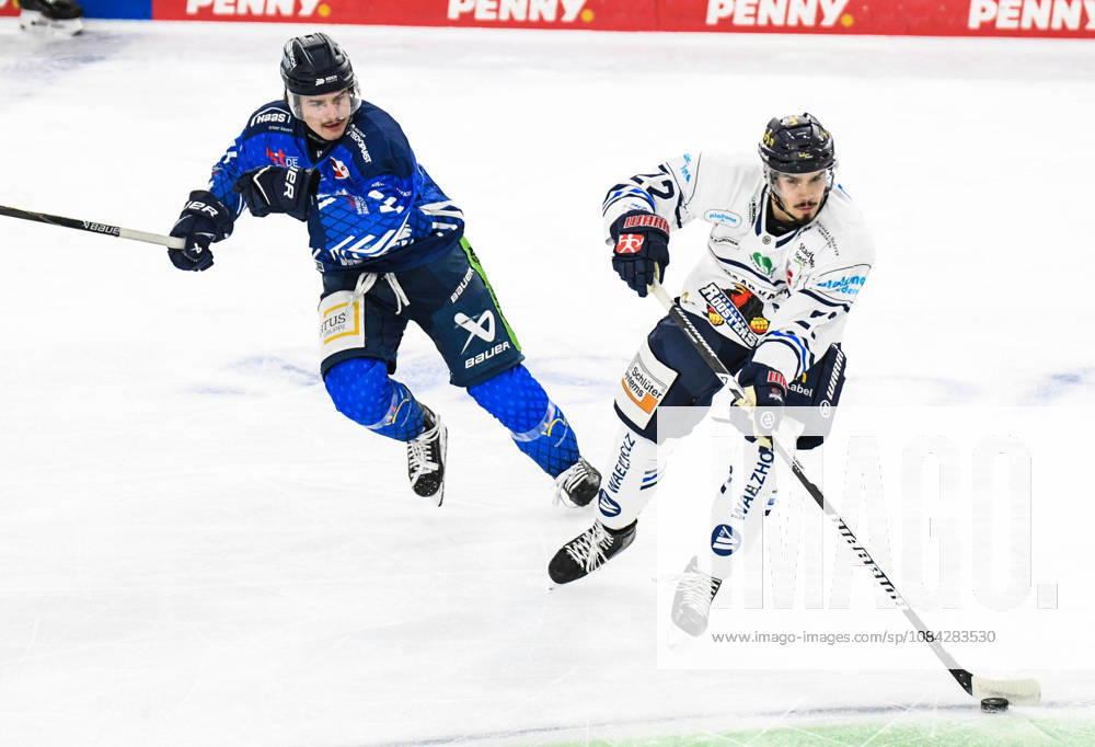 Straubing Tigers vs. Iserlohn Roosters, Eishockey, Deutsche Eishockey Liga, Penny DEL, 7.Spieltag, Saison 2026 2027, 09.10.2026 Jamieson Rees (Straubing Tigers) hinter Daniel Neumann (Iserlohn Roosters), Eishockey Herren, Deutsche Eishockey Liga, Penny DEL, 5.Spieltag, Saison 2026 2027 am 09.10.2026 im Eisstadion am Pulverturm, Straubing Tigers (blau) gegen Iserlohn Roosters (weiss)