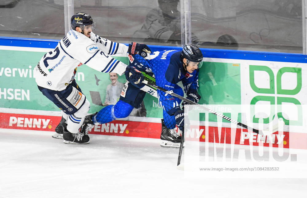 Straubing Tigers vs. Iserlohn Roosters, Eishockey, Deutsche Eishockey Liga, Penny DEL, 7.Spieltag, Saison 2026 2027, 09.10.2026 J.C. Beaudin (Straubing Tigers) an der Bande mit Daniel Neumann (Iserlohn Roosters), Eishockey Herren, Deutsche Eishockey Liga, Penny DEL, 5.Spieltag, Saison 2026 2027 am 09.10.2026 im Eisstadion am Pulverturm, Straubing Tigers (blau) gegen Iserlohn Roosters (weiss)