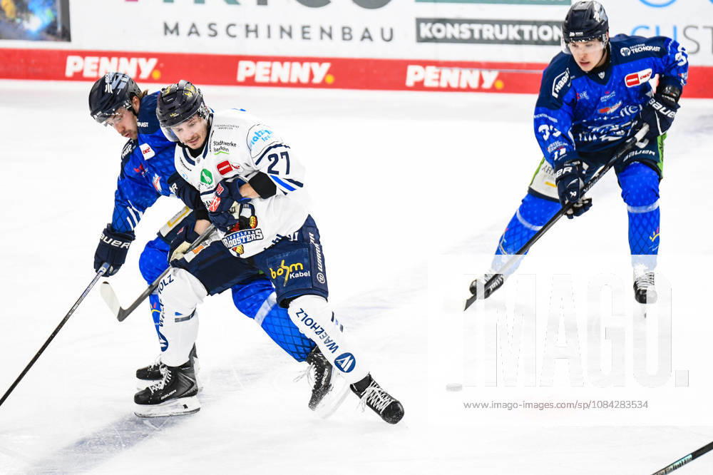 Straubing Tigers vs. Iserlohn Roosters, Eishockey, Deutsche Eishockey Liga, Penny DEL, 7.Spieltag, Saison 2026 2027, 09.10.2026 Nicolas Beaudin (Straubing Tigers) hinter Christian Thomas (Iserlohn Roosters), Eishockey Herren, Deutsche Eishockey Liga, Penny DEL, 5.Spieltag, Saison 2026 2027 am 09.10.2026 im Eisstadion am Pulverturm, Straubing Tigers (blau) gegen Iserlohn Roosters (weiss)