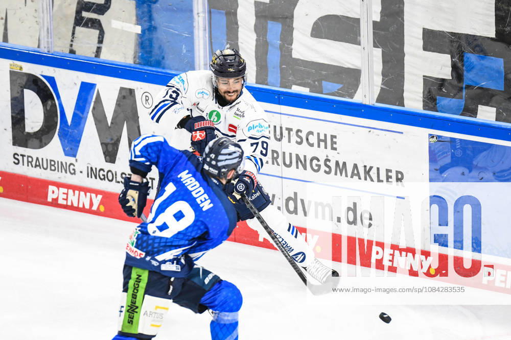 Straubing Tigers vs. Iserlohn Roosters, Eishockey, Deutsche Eishockey Liga, Penny DEL, 7.Spieltag, Saison 2026 2027, 09.10.2026 Colin Ugbekile (Iserlohn Roosters), Eishockey Herren, Deutsche Eishockey Liga, Penny DEL, 5.Spieltag, Saison 2026 2027 am 09.10.2026 im Eisstadion am Pulverturm, Straubing Tigers (blau) gegen Iserlohn Roosters (weiss)