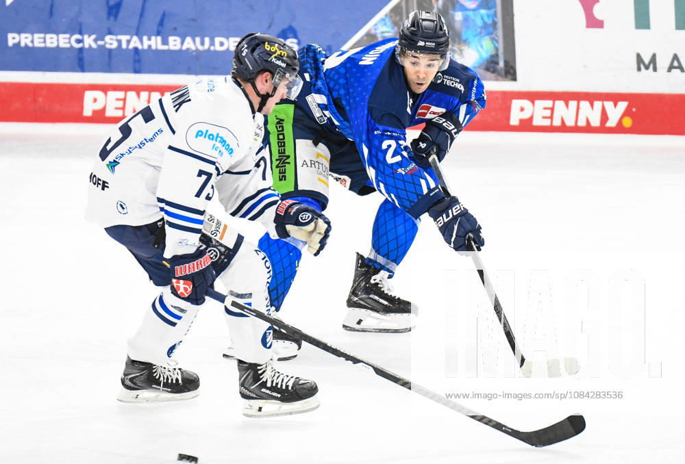 Straubing Tigers vs. Iserlohn Roosters, Eishockey, Deutsche Eishockey Liga, Penny DEL, 7.Spieltag, Saison 2026 2027, 09.10.2026 J.C. Beaudin (Straubing Tigers) an der Bande mit Julian Napravnik (Iserlohn Roosters), Eishockey Herren, Deutsche Eishockey Liga, Penny DEL, 5.Spieltag, Saison 2026 2027 am 09.10.2026 im Eisstadion am Pulverturm, Straubing Tigers (blau) gegen Iserlohn Roosters (weiss)