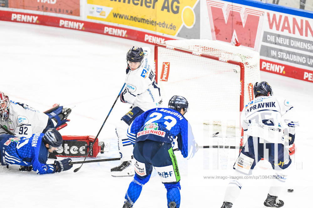 Straubing Tigers vs. Iserlohn Roosters, Eishockey, Deutsche Eishockey Liga, Penny DEL, 7.Spieltag, Saison 2026 2027, 09.10.2026 Nicholas Halloran (Straubing Tigers) vergibt den Treffer gegen Andreas Jenike (Iserlohn Roosters), Eishockey Herren, Deutsche Eishockey Liga, Penny DEL, 5.Spieltag, Saison 2026 2027 am 09.10.2026 im Eisstadion am Pulverturm, Straubing Tigers (blau) gegen Iserlohn Roosters (weiss)