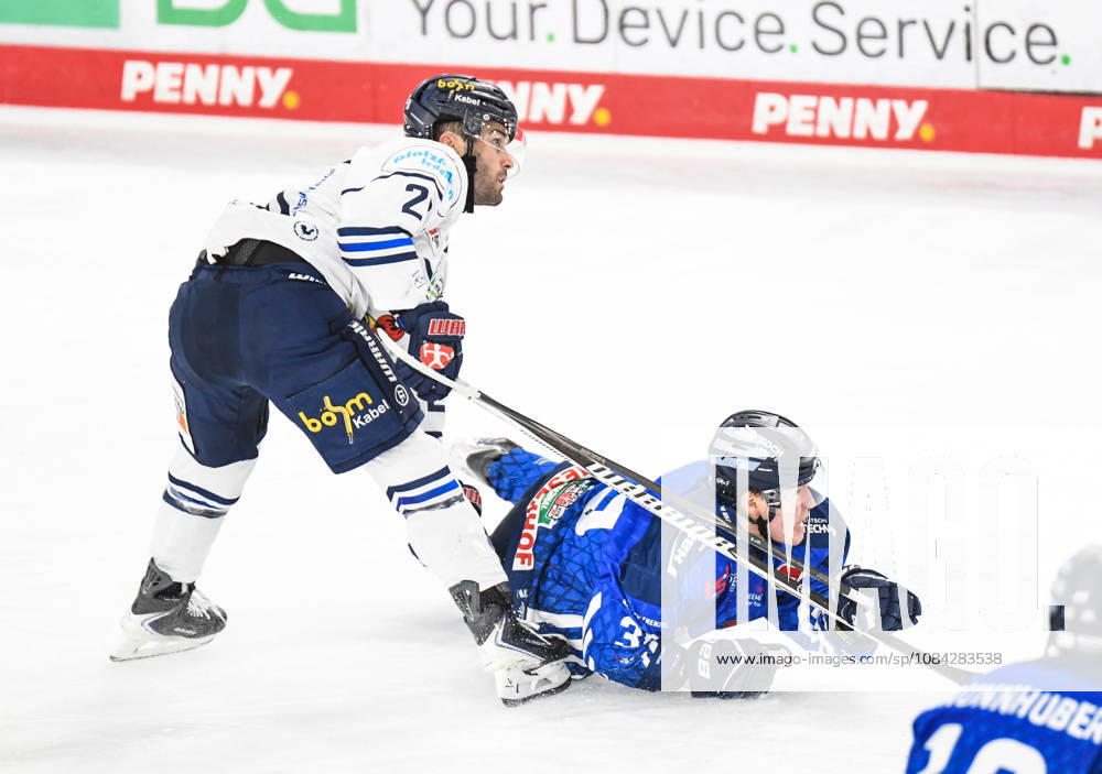 Straubing Tigers vs. Iserlohn Roosters, Eishockey, Deutsche Eishockey Liga, Penny DEL, 7.Spieltag, Saison 2026 2027, 09.10.2026 Simon Seidl (Straubing Tigers) am Boden vor Justin Scott (Iserlohn Roosters), Eishockey Herren, Deutsche Eishockey Liga, Penny DEL, 5.Spieltag, Saison 2026 2027 am 09.10.2026 im Eisstadion am Pulverturm, Straubing Tigers (blau) gegen Iserlohn Roosters (weiss)