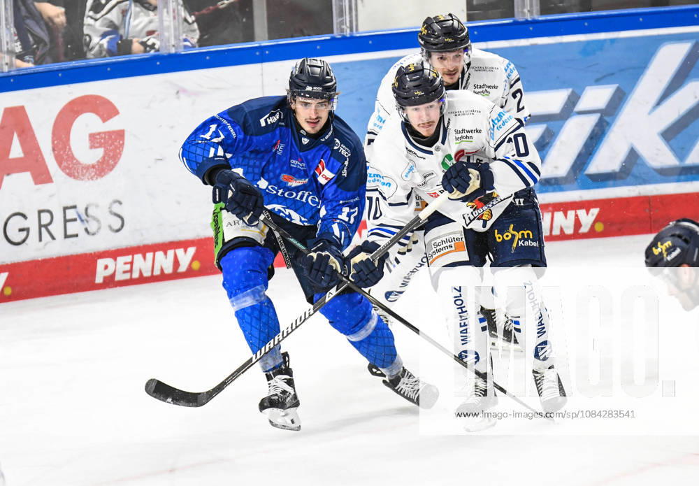 Straubing Tigers vs. Iserlohn Roosters, Eishockey, Deutsche Eishockey Liga, Penny DEL, 7.Spieltag, Saison 2026 2027, 09.10.2026 Adrin Klein (Straubing Tigers) an der Bande mit Tyler Boland (Iserlohn Roosters), Eishockey Herren, Deutsche Eishockey Liga, Penny DEL, 5.Spieltag, Saison 2026 2027 am 09.10.2026 im Eisstadion am Pulverturm, Straubing Tigers (blau) gegen Iserlohn Roosters (weiss)