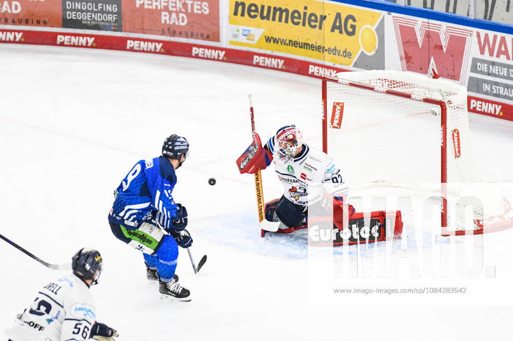 Straubing Tigers vs. Iserlohn Roosters, Eishockey, Deutsche Eishockey Liga, Penny DEL, 7.Spieltag, Saison 2026 2027, 09.10.2026 Tim Brunnhuber (Straubing Tigers)vergibt gegen Andreas Jenike (Iserlohn Roosters), Eishockey Herren, Deutsche Eishockey Liga, Penny DEL, 5.Spieltag, Saison 2026 2027 am 09.10.2026 im Eisstadion am Pulverturm, Straubing Tigers (blau) gegen Iserlohn Roosters (weiss)