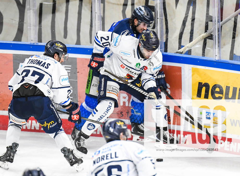 Straubing Tigers vs. Iserlohn Roosters, Eishockey, Deutsche Eishockey Liga, Penny DEL, 7.Spieltag, Saison 2026 2027, 09.10.2026 Nicholas Halloran (Straubing Tigers) an der Bande mit Justin Scott (Iserlohn Roosters), Eishockey Herren, Deutsche Eishockey Liga, Penny DEL, 5.Spieltag, Saison 2026 2027 am 09.10.2026 im Eisstadion am Pulverturm, Straubing Tigers (blau) gegen Iserlohn Roosters (weiss)