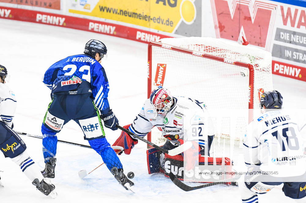 Straubing Tigers vs. Iserlohn Roosters, Eishockey, Deutsche Eishockey Liga, Penny DEL, 7.Spieltag, Saison 2026 2027, 09.10.2026 J.C. Beaudin (Straubing Tigers) trifft gegen Andreas Jenike (Iserlohn Roosters), Eishockey Herren, Deutsche Eishockey Liga, Penny DEL, 5.Spieltag, Saison 2026 2027 am 09.10.2026 im Eisstadion am Pulverturm, Straubing Tigers (blau) gegen Iserlohn Roosters (weiss)