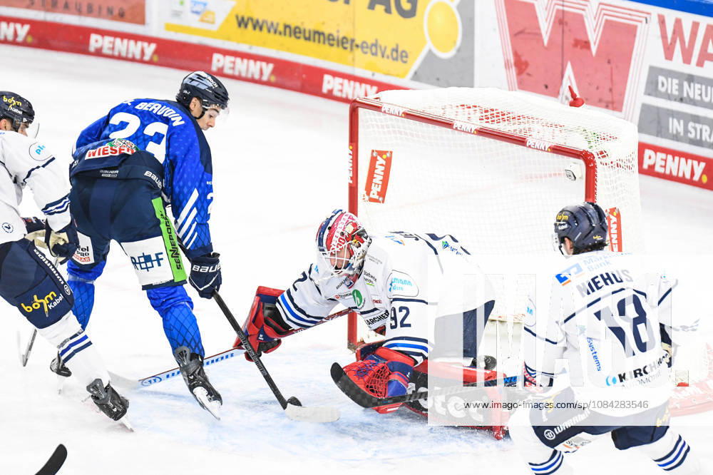 Straubing Tigers vs. Iserlohn Roosters, Eishockey, Deutsche Eishockey Liga, Penny DEL, 7.Spieltag, Saison 2026 2027, 09.10.2026 J.C. Beaudin (Straubing Tigers) trifft gegen Andreas Jenike (Iserlohn Roosters), Eishockey Herren, Deutsche Eishockey Liga, Penny DEL, 5.Spieltag, Saison 2026 2027 am 09.10.2026 im Eisstadion am Pulverturm, Straubing Tigers (blau) gegen Iserlohn Roosters (weiss)