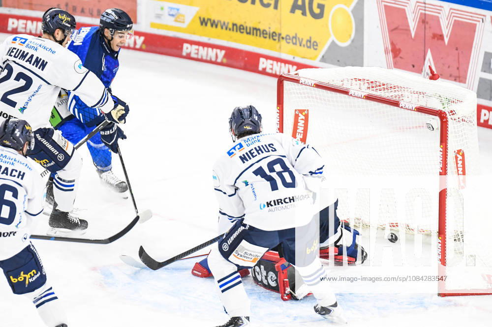 Straubing Tigers vs. Iserlohn Roosters, Eishockey, Deutsche Eishockey Liga, Penny DEL, 7.Spieltag, Saison 2026 2027, 09.10.2026 J.C. Beaudin (Straubing Tigers) trifft gegen Andreas Jenike (Iserlohn Roosters), Eishockey Herren, Deutsche Eishockey Liga, Penny DEL, 5.Spieltag, Saison 2026 2027 am 09.10.2026 im Eisstadion am Pulverturm, Straubing Tigers (blau) gegen Iserlohn Roosters (weiss)