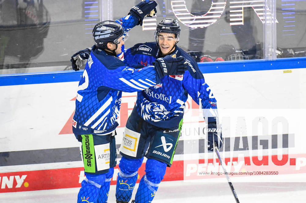 Straubing Tigers vs. Iserlohn Roosters, Eishockey, Deutsche Eishockey Liga, Penny DEL, 7.Spieltag, Saison 2026 2027, 09.10.2026 J.C. Beaudin (Straubing Tigers) jubelt mit Joseph Duszak ueber den Treffer, Eishockey Herren, Deutsche Eishockey Liga, Penny DEL, 5.Spieltag, Saison 2026 2027 am 09.10.2026 im Eisstadion am Pulverturm, Straubing Tigers (blau) gegen Iserlohn Roosters (weiss)
