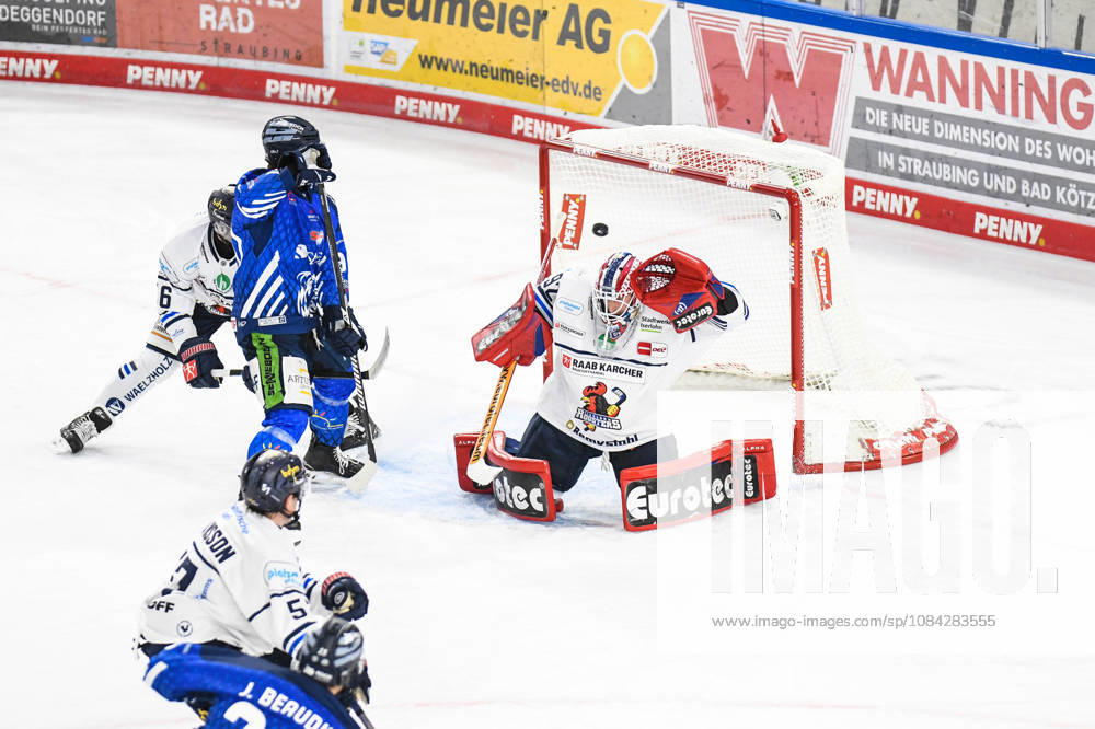 Straubing Tigers vs. Iserlohn Roosters, Eishockey, Deutsche Eishockey Liga, Penny DEL, 7.Spieltag, Saison 2026 2027, 09.10.2026 Filip Varejcka (Straubing Tigers) ueberwindet Andreas Jenike (Iserlohn Roosters), Eishockey Herren, Deutsche Eishockey Liga, Penny DEL, 5.Spieltag, Saison 2026 2027 am 09.10.2026 im Eisstadion am Pulverturm, Straubing Tigers (blau) gegen Iserlohn Roosters (weiss)