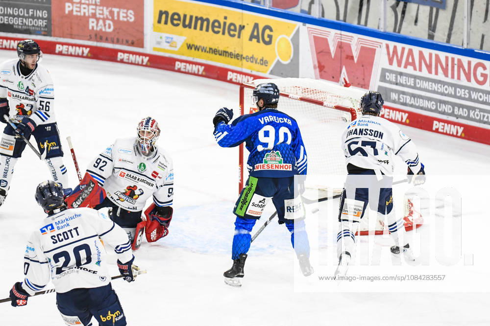 Straubing Tigers vs. Iserlohn Roosters, Eishockey, Deutsche Eishockey Liga, Penny DEL, 7.Spieltag, Saison 2026 2027, 09.10.2026 Filip Varejcka (Straubing Tigers) ueberwindet Andreas Jenike (Iserlohn Roosters), Eishockey Herren, Deutsche Eishockey Liga, Penny DEL, 5.Spieltag, Saison 2026 2027 am 09.10.2026 im Eisstadion am Pulverturm, Straubing Tigers (blau) gegen Iserlohn Roosters (weiss)