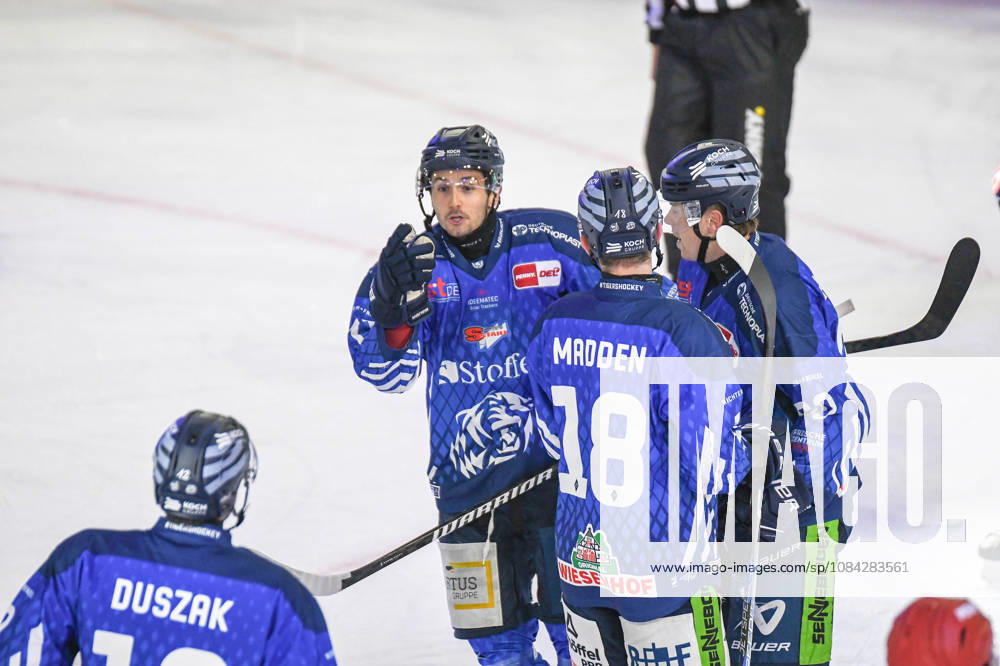 Straubing Tigers vs. Iserlohn Roosters, Eishockey, Deutsche Eishockey Liga, Penny DEL, 7.Spieltag, Saison 2026 2027, 09.10.2026 Filip Varejcka (Straubing Tigers) jubelt mit Nicholas Halloran, Tyler Madden und Joseph Duszak, Eishockey Herren, Deutsche Eishockey Liga, Penny DEL, 5.Spieltag, Saison 2026 2027 am 09.10.2026 im Eisstadion am Pulverturm, Straubing Tigers (blau) gegen Iserlohn Roosters (weiss)