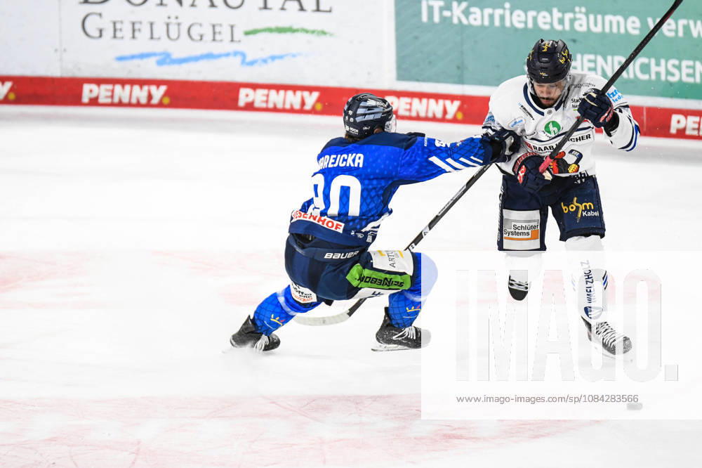 Straubing Tigers vs. Iserlohn Roosters, Eishockey, Deutsche Eishockey Liga, Penny DEL, 7.Spieltag, Saison 2026 2027, 09.10.2026 Filip Varejcka (Straubing Tigers) im Zweikampf mit Colin Ugbekile (Iserlohn Roosters), Eishockey Herren, Deutsche Eishockey Liga, Penny DEL, 5.Spieltag, Saison 2026 2027 am 09.10.2026 im Eisstadion am Pulverturm, Straubing Tigers (blau) gegen Iserlohn Roosters (weiss)