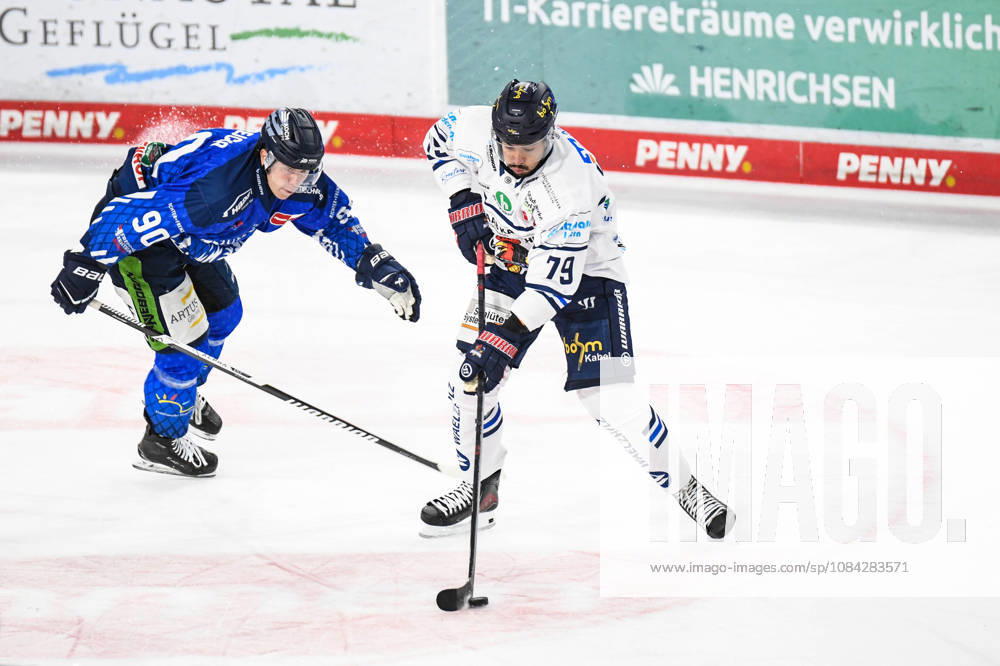Straubing Tigers vs. Iserlohn Roosters, Eishockey, Deutsche Eishockey Liga, Penny DEL, 7.Spieltag, Saison 2026 2027, 09.10.2026 Filip Varejcka (Straubing Tigers) im Zweikampf mit Colin Ugbekile (Iserlohn Roosters), Eishockey Herren, Deutsche Eishockey Liga, Penny DEL, 5.Spieltag, Saison 2026 2027 am 09.10.2026 im Eisstadion am Pulverturm, Straubing Tigers (blau) gegen Iserlohn Roosters (weiss)