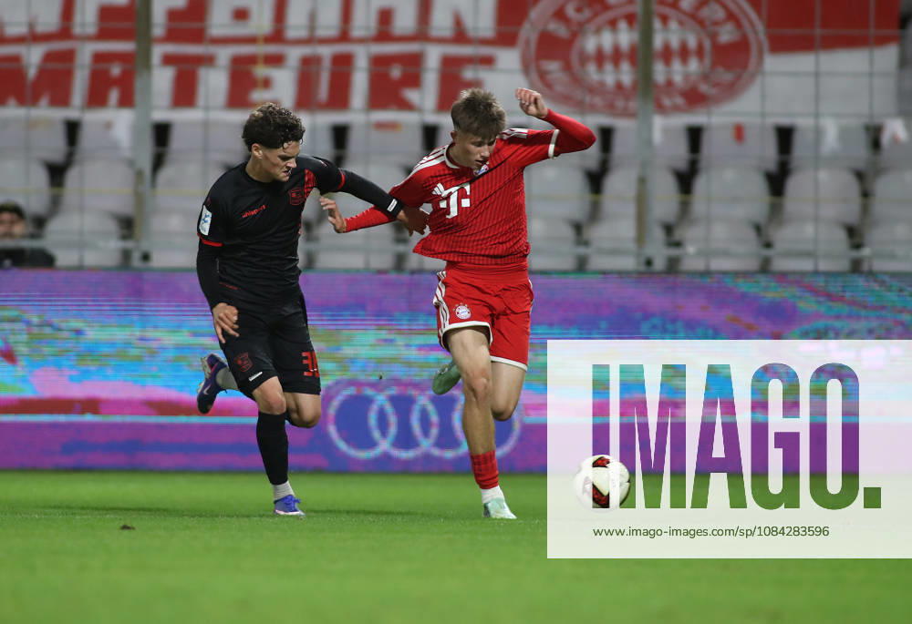 Fussball, Herren, Regionalliga Bayern, Saison 2026 2027, FC Bayern München II - SpVgg Unterhaching, Grünwalder Stadion Constantin Strunz (SpVgg Unterhaching) (li.) mit Matous Srb (FC Bayern München II) (re.) im Zweikampf um den Ball