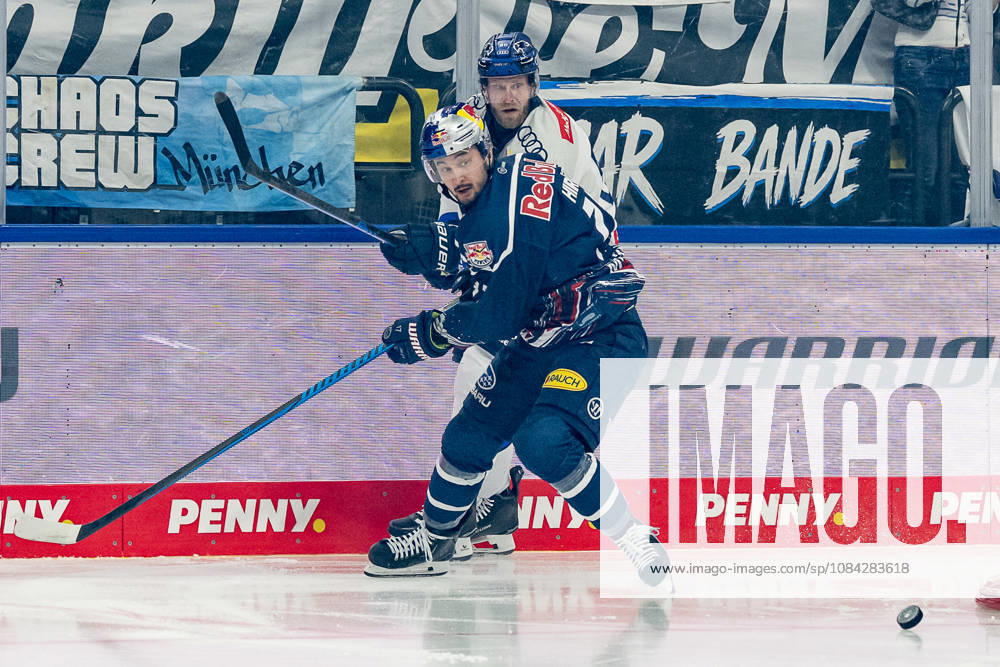 Kampf um den Puck Zweikampf zwischen Taro Hirose (EHC Red Bull Muenchen, 17) und Daniel Pietta (ERC Ingolstadt, 86) GER, EHC Red Bull Muenchen vs. ERC Ingolstadt, DEL, Saison 2026 2027, 7. Spieltag, 09.10.2026. Foto: HMB Media Franz Feiner