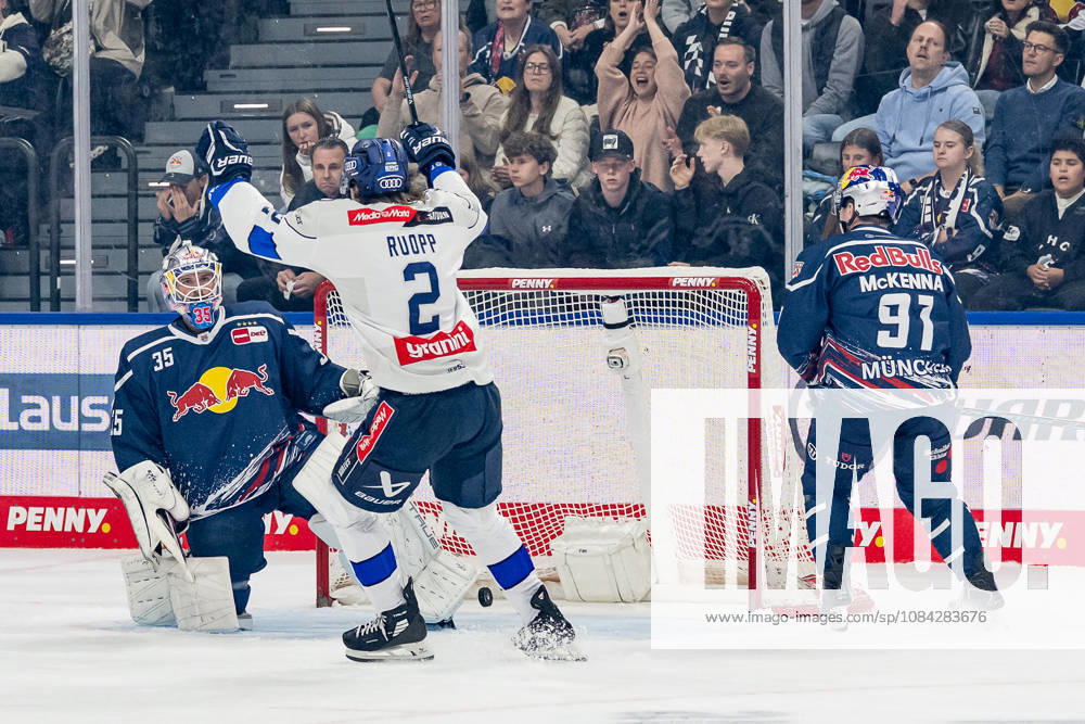 Sam Ruopp (ERC Ingolstadt, 02) bejubelt das Tor zum 0:2 durch Riley Barber (ERC Ingolstadt, 37) - nicht im Bild - Mathias Niederberger (Torwart, EHC Red Bull Muenchen, 35) und Jeremy McKenna (EHC Red Bull Muenchen, 91) sind bedient GER, EHC Red Bull Muenchen vs. ERC Ingolstadt, DEL, Saison 2026 2027, 7. Spieltag, 09.10.2026. Foto: HMB Media Franz Feiner