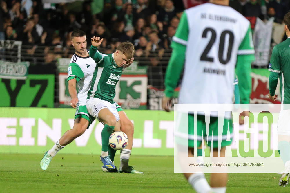 Fußball, Herren, Regionalliga Bayern, Saison 2026 2027, 13. Spieltag: FC Schweinfurt 05 - SC Eltersdorf Von links: Yannik Jassmann (SC Eltersdorf, 09) gegen Gil Ebner (FC Schweinfurt 05, 08) Schweinfurt Riedel-Bau-Arena im Sachs-Stadio Bayern Unterfranken Deutschland