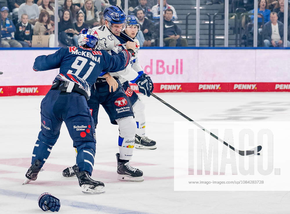 Keilerei zwischen Jeremy McKenna (EHC Red Bull Muenchen, 91) und Daniel Schmoelz (ERC Ingolstadt, 92) GER, EHC Red Bull Muenchen vs. ERC Ingolstadt, DEL, Saison 2026 2027, 7. Spieltag, 09.10.2026. Foto: HMB Media Franz Feiner