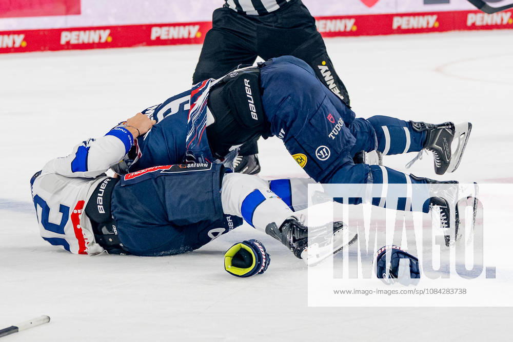 Keilerei zwischen Jeremy McKenna (EHC Red Bull Muenchen, 91) und Daniel Schmoelz (ERC Ingolstadt, 92) GER, EHC Red Bull Muenchen vs. ERC Ingolstadt, DEL, Saison 2026 2027, 7. Spieltag, 09.10.2026. Foto: HMB Media Franz Feiner