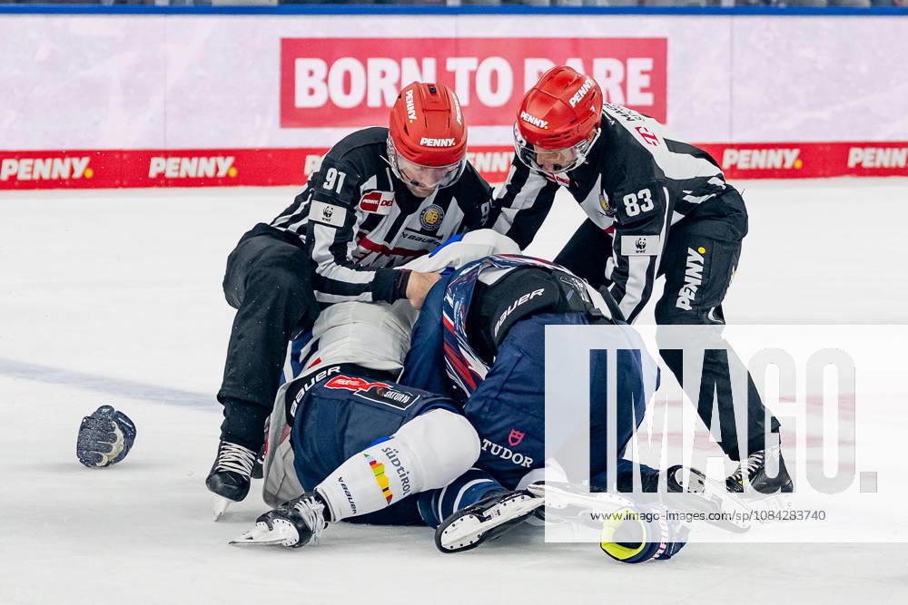 Keilerei zwischen Jeremy McKenna (EHC Red Bull Muenchen, 91) und Daniel Schmoelz (ERC Ingolstadt, 92) GER, EHC Red Bull Muenchen vs. ERC Ingolstadt, DEL, Saison 2026 2027, 7. Spieltag, 09.10.2026. Foto: HMB Media Franz Feiner