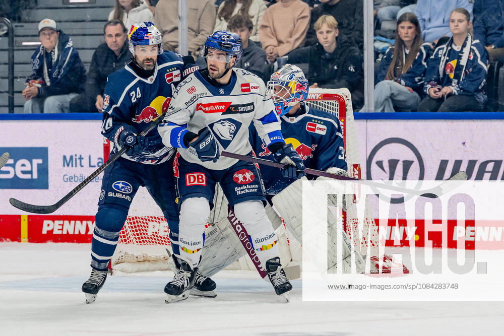 Ryan Murphy (EHC Red Bull Muenchen, 24) verteidigt gegen Peter Abbandonato (ERC Ingolstadt, 98) vor dem Tor von Mathias Niederberger (Torwart, EHC Red Bull Muenchen, 35) GER, EHC Red Bull Muenchen vs. ERC Ingolstadt, DEL, Saison 2026 2027, 7. Spieltag, 09.10.2026. Foto: HMB Media Franz Feiner