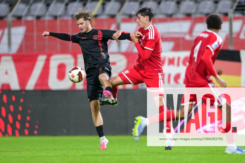 V.li.: Jeroen Krupa (Unterhaching, 9) Filip Pavic (Bayern Muenchen, FCB, 5) im Zweikampf, Duell, duel, tackle, Dynamik, Action, Aktion, 09.10.2026, München (Deutschland), Fussball, Regionalliga Bayern, FC Bayern München II - SpVgg Unterhaching