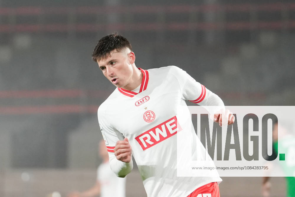 Deutschland: 3. Liga 2026 2027 8. Spieltag, SC Preussen Münster vs Rot-Weiss Essen, Freitag, 09.10.2026 LVM-Preußenstadion (Münster, Nordrhein-Westfalen, Deutschland) Semir Telalovic (RW Essen, 17) Frust
