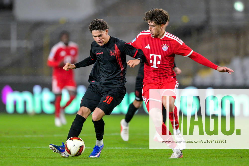 V.li.: Constantin Strunz (Unterhaching, 38) David Santos Daiber (Bayern Muenchen, FCB, 6) im Zweikampf, Duell, duel, tackle, Dynamik, Action, Aktion, 09.10.2026, München (Deutschland), Fussball, Regionalliga Bayern, FC Bayern München II - SpVgg Unterhaching