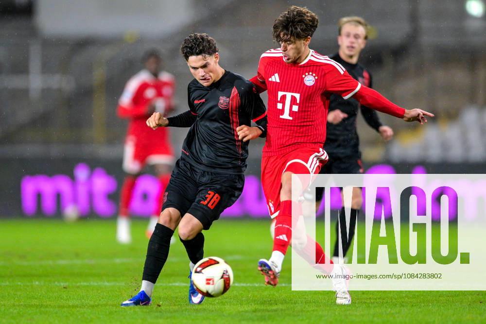 V.li.: Constantin Strunz (Unterhaching, 38) David Santos Daiber (Bayern Muenchen, FCB, 6) im Zweikampf, Duell, duel, tackle, Dynamik, Action, Aktion, 09.10.2026, München (Deutschland), Fussball, Regionalliga Bayern, FC Bayern München II - SpVgg Unterhaching
