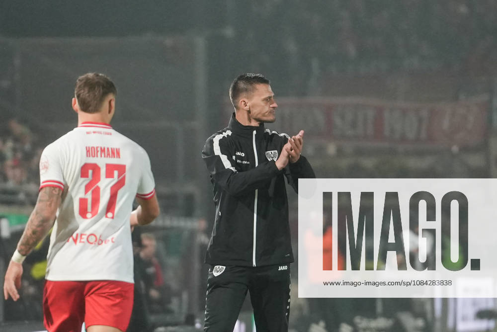 Deutschland: 3. Liga 2026 2027 8. Spieltag, SC Preussen Münster vs Rot-Weiss Essen, Freitag, 09.10.2026 LVM-Preußenstadion (Münster, Nordrhein-Westfalen, Deutschland) Thomas Wörle (Trainer, SC Preußen Münster) Applaus