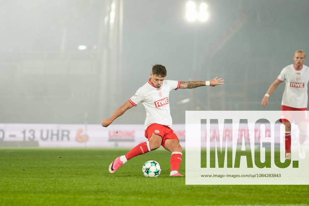 Deutschland: 3. Liga 2026 2027 8. Spieltag, SC Preussen Münster vs Rot-Weiss Essen, Freitag, 09.10.2026 LVM-Preußenstadion (Münster, Nordrhein-Westfalen, Deutschland) Schuss von Jannik Hofmann (RW Essen, 37)
