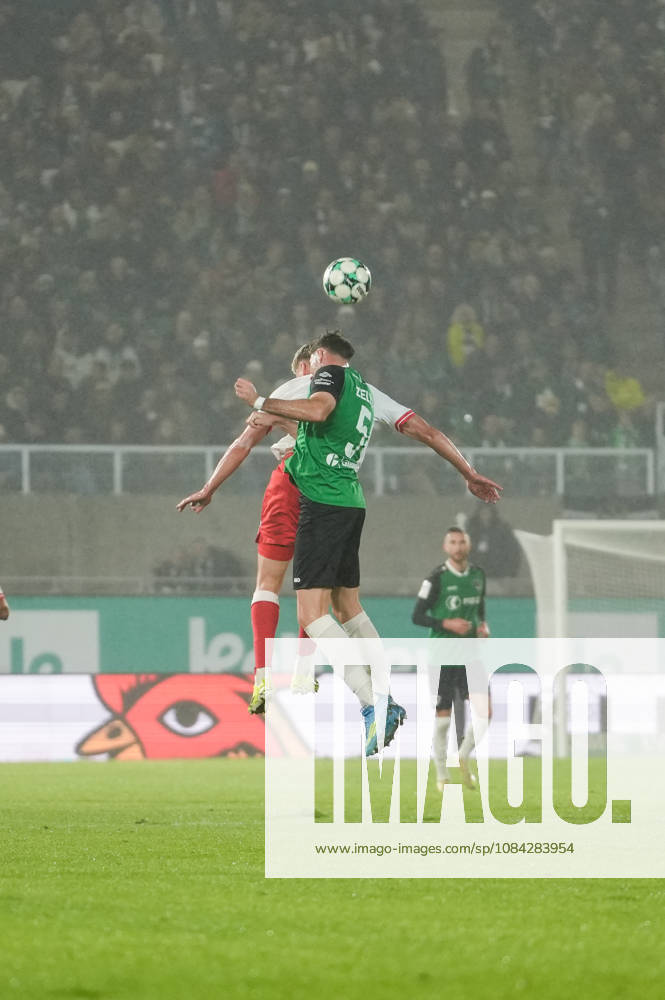 Deutschland: 3. Liga 2026 2027 8. Spieltag, SC Preussen Münster vs Rot-Weiss Essen, Freitag, 09.10.2026 LVM-Preußenstadion (Münster, Nordrhein-Westfalen, Deutschland) Kopfballduell Lucas Zeller (SC Preußen Münster, 5) Marek Janssen (RW Essen, 20)