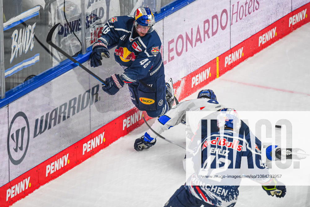 München, Deutschland. PENNY DEL, Deutsche Eishockey Liga, Saison 2026 27, 7. Spieltag: EHC Red Bull München gegen ERC Ingolstadt im SAP Garden in München. Lucas Thaler (EHC Red Bull München) im Zweikampf, im Duell, im Kampf um den Puck