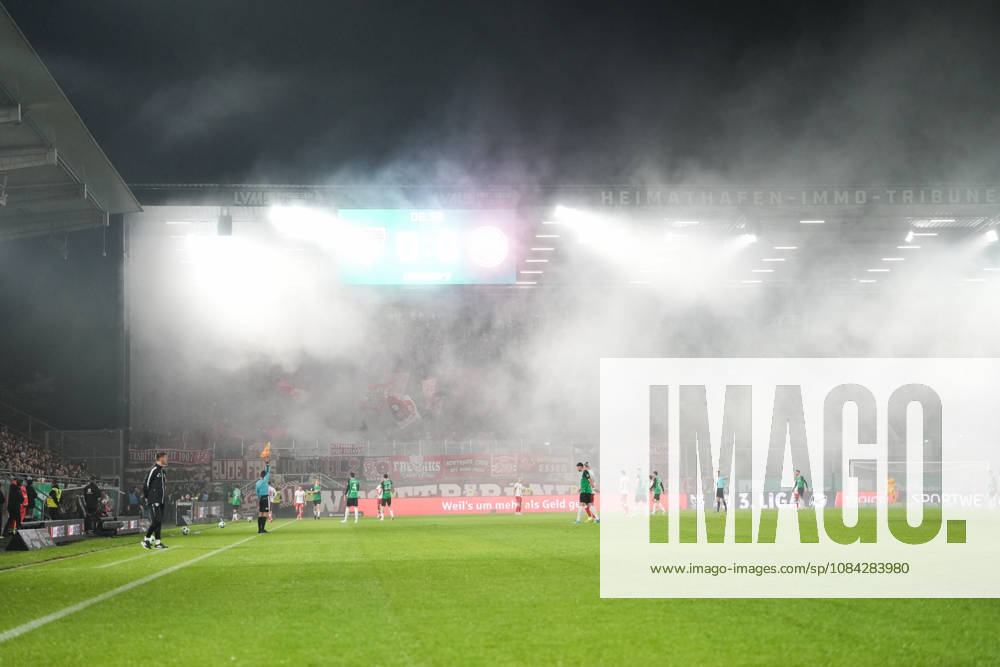 Deutschland: 3. Liga 2026 2027 8. Spieltag, SC Preussen Münster vs Rot-Weiss Essen, Freitag, 09.10.2026 LVM-Preußenstadion (Münster, Nordrhein-Westfalen, Deutschland) Nebel Pyrotechnik