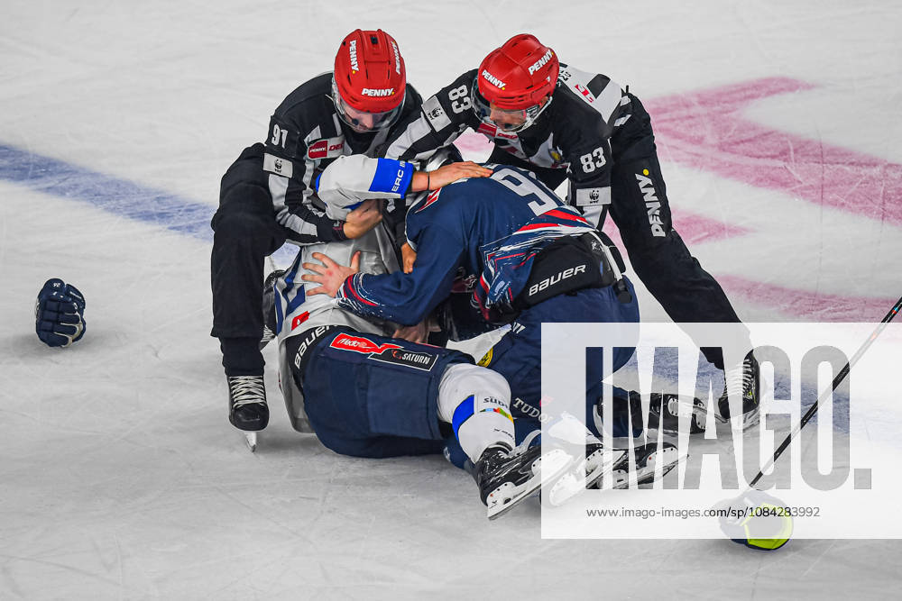 München, Deutschland. PENNY DEL, Deutsche Eishockey Liga, Saison 2026 27, 7. Spieltag: EHC Red Bull München gegen ERC Ingolstadt im SAP Garden in München. Daniel Schmölz (ERC Ingolstadt) verletzt