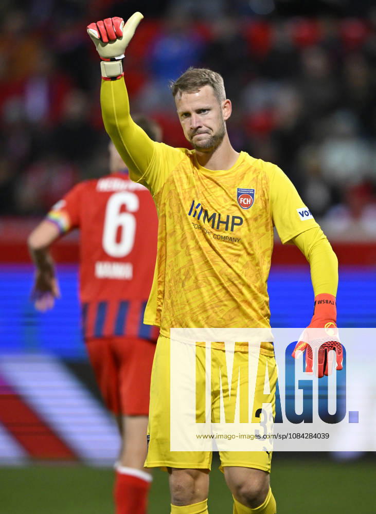 Torwart Thomas Daehne 1. FC Heidenheim 1846 FCH (33) Gestik Geste Daumen hoch Patrick Mainka 1. FC Heidenheim 1846 FCH (06) 1. FC Heidenheim 1846 FCH vs 1. FC Kaiserslautern 09.10..2026 DFL REGULATIONS PROHIBIT ANY USE OF PHOTOGRAPHS AS IMAGE SEQUENCES AND OR QUASI-VIDEO 1. FC Heidenheim 1846 FCH vs 1. FC Kaiserslautern