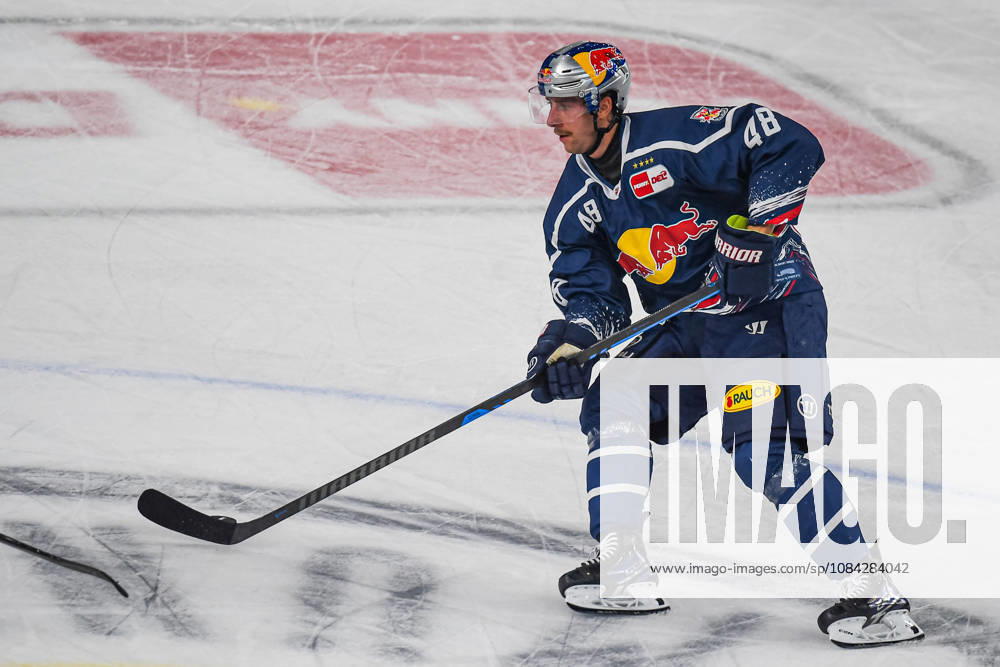 München, Deutschland. PENNY DEL, Deutsche Eishockey Liga, Saison 2026 27, 7. Spieltag: EHC Red Bull München gegen ERC Ingolstadt im SAP Garden in München. Lucas Thaler (EHC Red Bull München) am Puck, mit dem Puck, in Puckbesitz