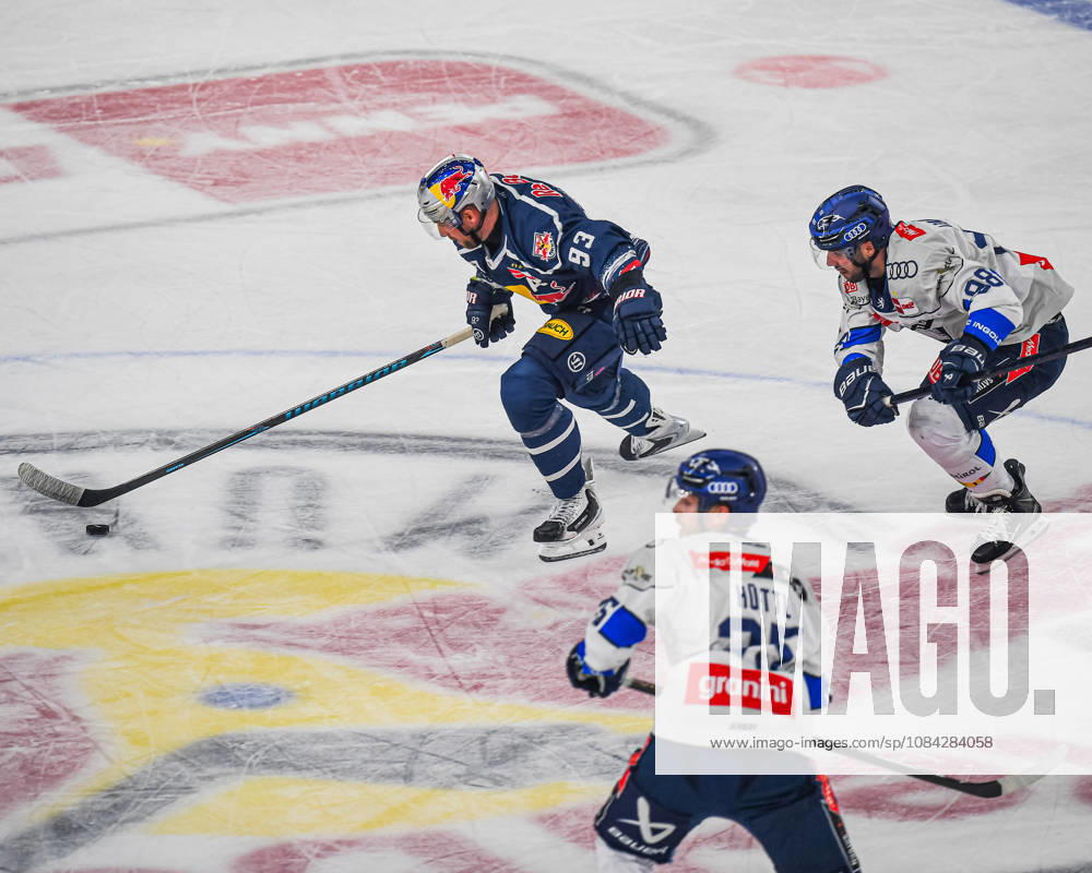 München, Deutschland. PENNY DEL, Deutsche Eishockey Liga, Saison 2026 27, 7. Spieltag: EHC Red Bull München gegen ERC Ingolstadt im SAP Garden in München. Maximilian Kastner (EHC Red Bull München) am Puck, mit dem Puck, in Puckbesitz