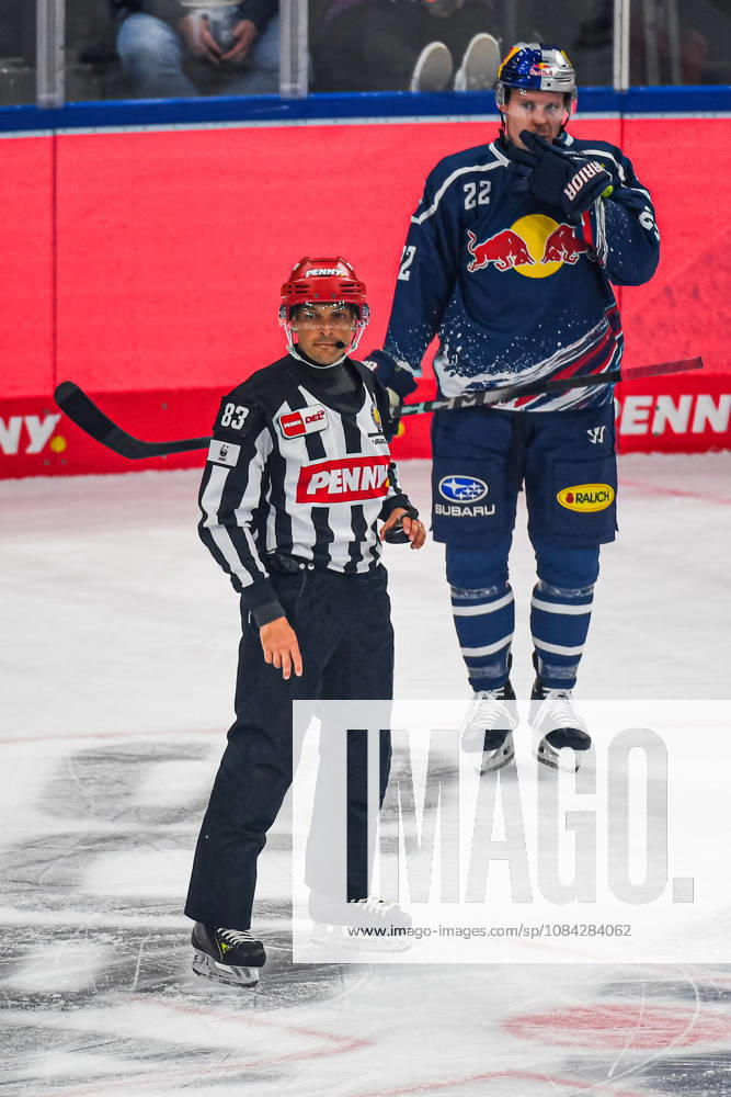 München, Deutschland. PENNY DEL, Deutsche Eishockey Liga, Saison 2026 27, 7. Spieltag: EHC Red Bull München gegen ERC Ingolstadt im SAP Garden in München. Schiedsrichter nachdenklich, ernst, fokussiert
