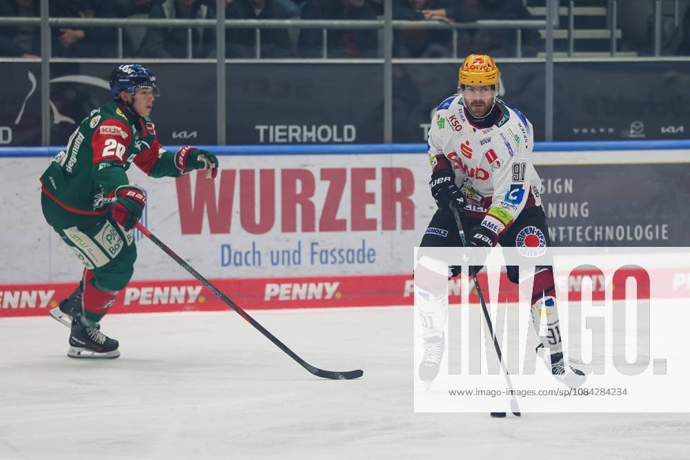 Im Zweikampf, Aktion, mit Philipp Krauss 20 (Augsburger Panther), Miha Verlic (Fischtown Pinguins 91), Augsburger Panther vs. Fischtown Pinguins, 7. Spieltag, Eishockey, Penny-DEL, 09.10.2026 Augsburg Bayern Deutschland