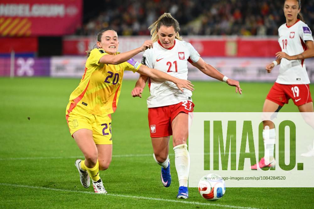 Belgium v Poland - FIFA Women s World Cup 2027 UEFA Qualifiers LEUVEN, BELGIUM - OCTOBER 09 : Detruyer Marie midfielder of Belgium, Paulina Tomasiak of Poland during the FIFA Women s World Cup 2027 UEFA European Qualifiers play-offs round 1 path 2 first leg match between Belgium and Poland on October 9, 2026 in Leuven, Belgium, 09 10 2026 Leuven Belgium