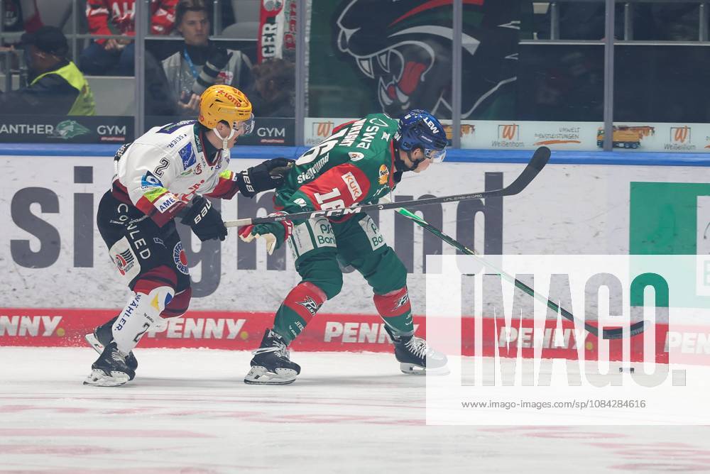 Im Zweikampf, Aktion, mit Akito Hirose (Fischtown Pinguins 2), Cameron Wright 16 (Augsburger Panther), Augsburger Panther vs. Fischtown Pinguins, 7. Spieltag, Eishockey, Penny-DEL, 09.10.2026 Augsburg Bayern Deutschland