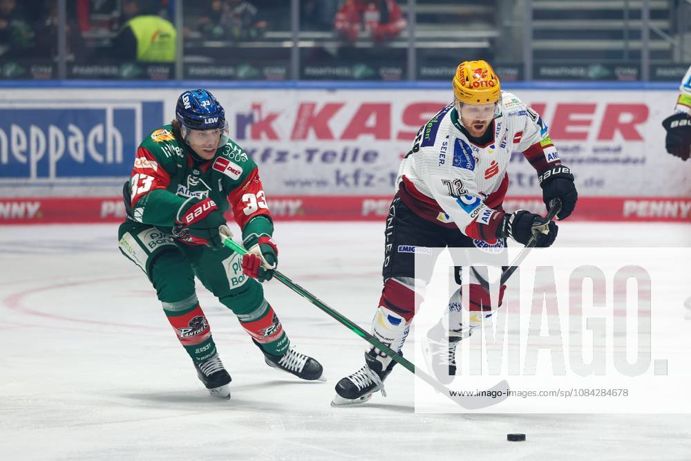 Im Zweikampf, Aktion, mit Tim Wohlgemuth 33 (Augsburger Panther) Phillip Bruggisser (Fischtown Pinguins 72), Augsburger Panther vs. Fischtown Pinguins, 7. Spieltag, Eishockey, Penny-DEL, 09.10.2026 Augsburg Bayern Deutschland